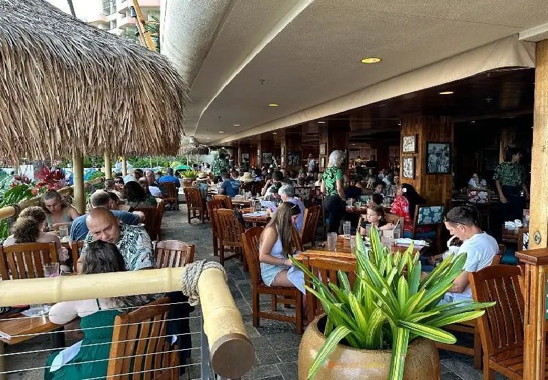 Dukes Waikiki Atmosphere on the outside patio.