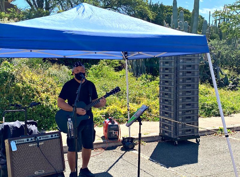 The KCC Farmers Market features live music performances that create a lively and enjoyable atmosphere, enhancing the overall experience of shopping for fresh produce and local goods. 🎶🎤🎸🎺🥁