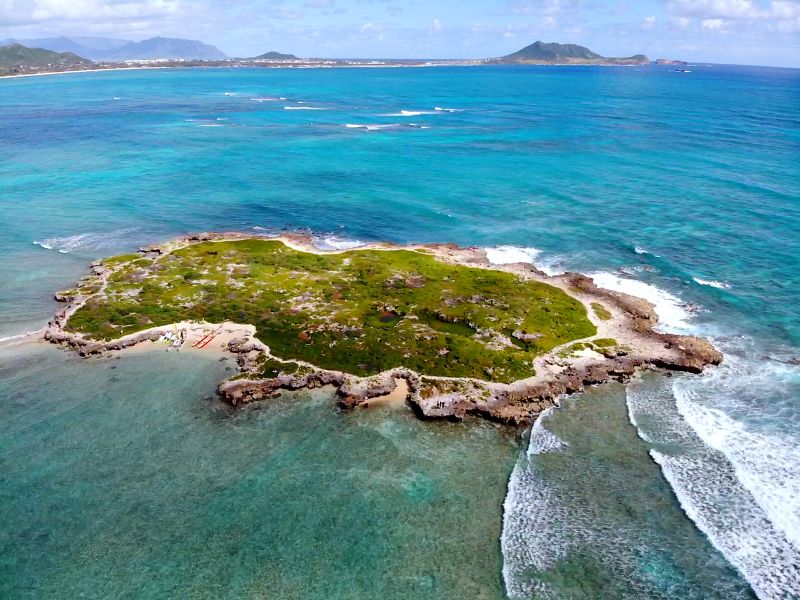 Kailua Beach Flat Island Flat Island, also known as Popoia Island, is a small and flat island located just off the shores of Kailua Beach in Hawaii, serving as a bird sanctuary for wedge-tailed shearwaters and offering opportunities for kayaking, paddleboarding, and exploring its natural beauty. 🏝️🐦