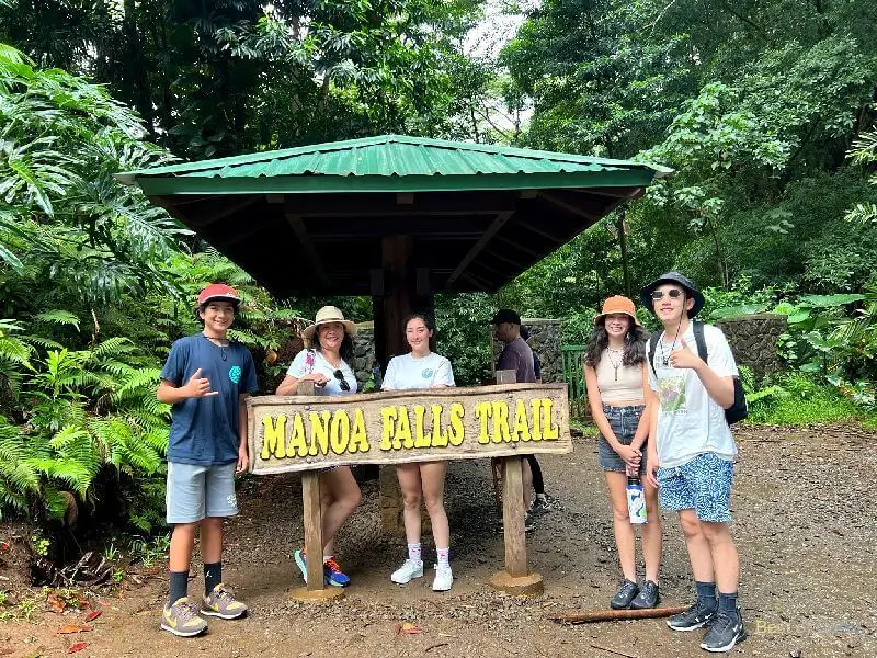 The Manoa Falls sign is a clear and informative marker that provides hikers with essential information about the trail, including safety guidelines and directions, ensuring a pleasant and well-guided hiking experience. 🚶‍♀️🌿🗺️