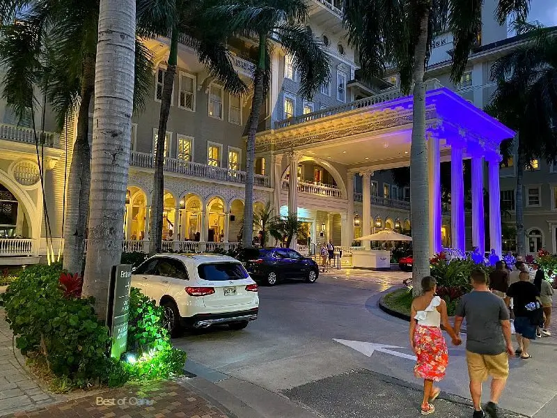 The Moana Surfrider Entrance is a grand and welcoming space, located on Kalakaua Avenue, that leads to the resort's main lobby and the beautiful Banyan Courtyard. 🌺✨