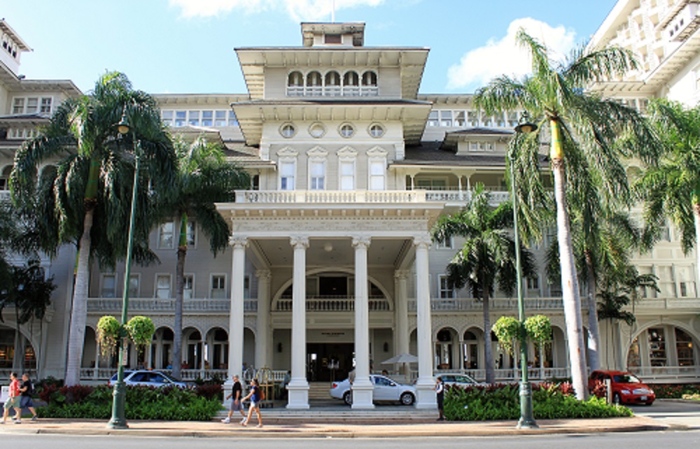 The Moana Surfrider is a historic and luxurious beachfront hotel in Waikiki, offering a perfect blend of elegance, Hawaiian charm, and breathtaking ocean views. 🌺🌴