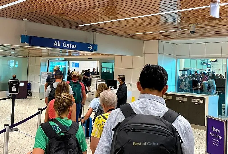 Oahu Airport Gates The Oahu Airport has multiple terminals with a total of 60 gates, offering a range of jet-way gates and hard stands for passenger convenience and efficient travel. π«π΄