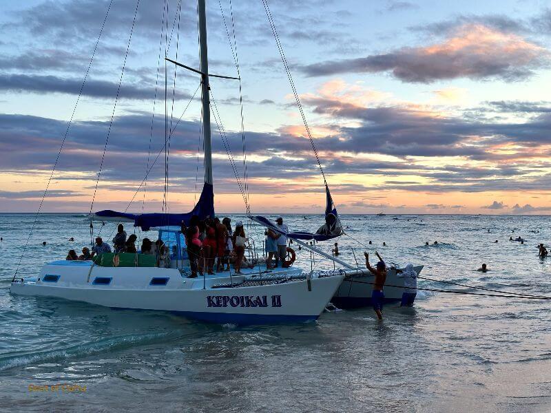 Waikiki Catamaran Sunset Cruise This 44-foot Waikiki Catamaran Sunset Cruise takes you on a leisurely sail along the Waikiki coastline.